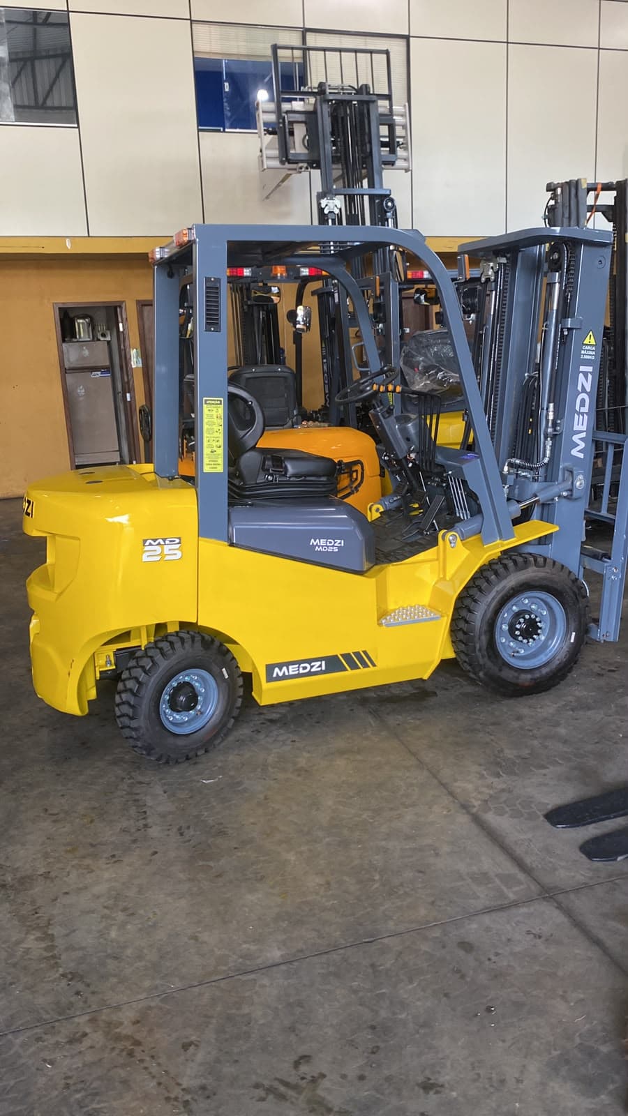 Empilhadeira Diesel 2.5 Ton ZERO Triplex em destaque na Movipeças